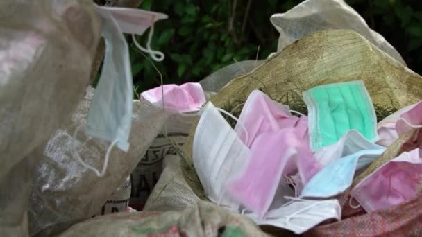 Mujer Lanza Una Mascarilla Médica Utilizado Máscara Higiénica Cubo Basura — Vídeo de stock