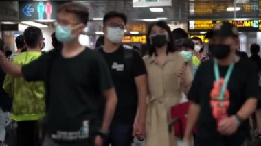 Taipei, Tayvan-07 Haziran 2020: 4 K, metro çıkışında cerrahi maske takan insanlar yürüyor. Coronavirus pnömonisi birçok şehre yayılıyor. 2019-nCoV