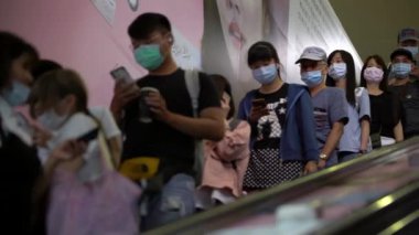 Taipei, Tayvan-07 Haziran 2020: 4K, Coronavirus Karantinası, Covid19. Metro girişindeki yürüyen merdivende maskeli bir sürü insan tren istasyonuna gidiyor. Virüs acil durumu - Dan