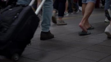 4K, modern metro tünellerinde yürümek için acele eden yolcular. Asyalıların bacakları şehir merkezinin iç sokaklarında birlikte yürüyor. Yoğun modern hayat kavramı.