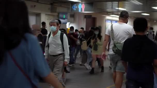 Taipei Taiwan May 2020 Emberek Visel Sebészeti Maszk Séta Metró — Stock videók