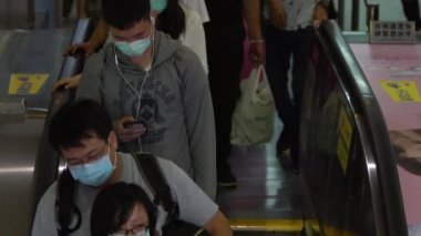Taipei, Tayvan-07 Haziran 2020: Coronavirus karantinası, Covid19. Metro girişindeki yürüyen merdivende maskeli bir sürü insan tren istasyonuna gidiyor. Virüs acil durumu - Dan