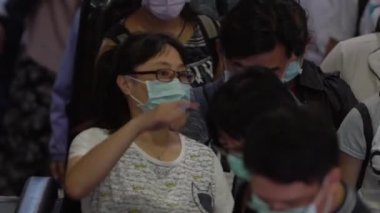 Taipei, Tayvan-07 Haziran 2020: Tayvanlı erkek ve kadınlar yüz maskesi takarlar. Metro istasyonunun yürüyen merdivenlerinde maske takan insanlar.