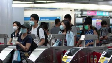 Taipei, Tayvan-07 Haziran 2020 metro çıkışında cerrahi maske takan insanların ağır çekimde yürümesi. Coronavirus pnömonisi birçok şehre yayılıyor. 2019-nCoV