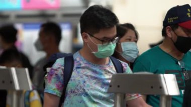 Taipei, Tayvan-07 Haziran 2020: Yerel halkın bulaşıcı hastalıklara karşı koruyucu maske takması ve toplu taşımacılıktaki gribi koruması. Coronavirus 2019-nCoV-Dan