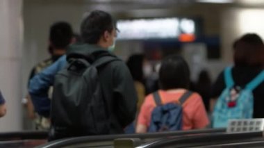 Taipei, Tayvan-07 Haziran 2020: Tayvan yolcuları Coronavirus enfeksiyonunu önlemek için metro istasyonunun yürüyen merdivenlerinde maske takarlar. Virüs dünya çapında acil duruma neden oldu.