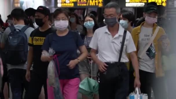 Tajpej Tajwan Czerwca 2020 Tłum Ludzi Masce Chirurgicznej Spacerujących Metrze — Wideo stockowe