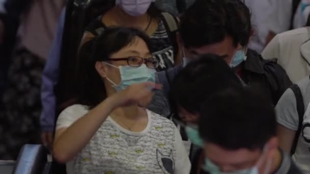 台湾台北 2020年6月7日电 台湾男女都戴口罩 地铁车站入口自动扶梯上戴口罩的人士 — 图库视频影像