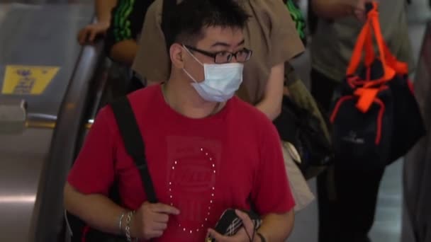 Taipei Tayvan Haziran 2020 Metroda Yürüyen Merdivende Cerrahi Maske Takan — Stok video