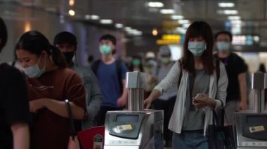 Taipei, Tayvan-07 Haziran 2020: metroda cerrahi maske takan insanların ağır çekimde yürümesi. Coronavirus pnömonisi birçok şehre yayılıyor. 2019-nCoV