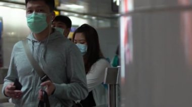 Taipei, Tayvan-07 Haziran 2020 metro çıkışında cerrahi maske takan insanların ağır çekimde yürümesi. Coronavirus pnömonisi birçok şehre yayılıyor. 2019-nCoV