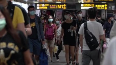 Taipei, Tayvan-07 Haziran 2020: Tayvan yolcuları Coronavirus enfeksiyonunu önlemek için metro istasyonunda maske takıyorlar. Virüs tüm dünyada acil duruma neden oldu.