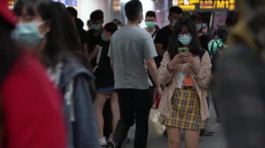 Taipei, Tayvan-07 Haziran 2020: Coronavirus karantinasının yavaş hareketi, Covid19. Tıbbi maskeli bir sürü insan. Hava kirliliği. Virüs acil duruma neden oldu.