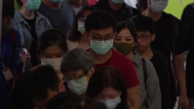 Taipei, Tayvan-07 Haziran 2020: Coronavirus karantinasının yavaş hareketi, Covid19. Metro girişinde maskeli bir sürü insan tren istasyonuna gidiyor. - Dan.
