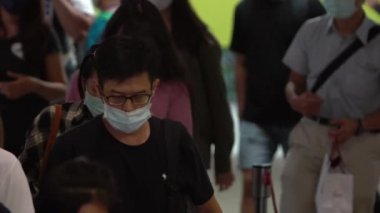 Taipei, Tayvan-07 Haziran 2020 'de metroda yürüyen merdivende cerrahi maske takan kalabalık yavaş hareket ediyor. Coronavirus pnömonisi birçok şehre yayılıyor. 2019-nCoV
