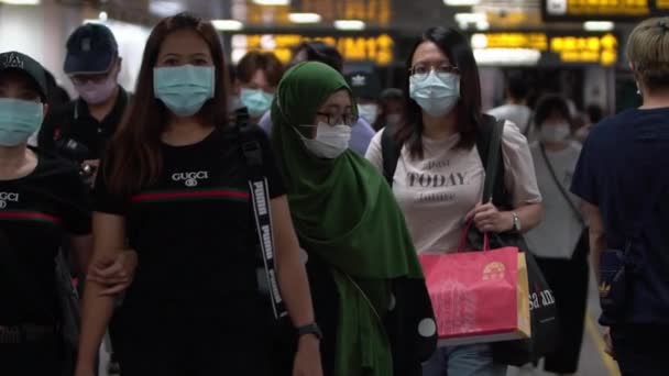台湾台北6月7日电 2020年6月17日 一名身披口罩的穆斯林女性旅客在地铁站慢动作 以防止感染考拉病毒 病毒造成了紧急情况 护肤面罩19 Dan — 图库视频影像