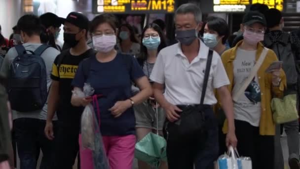 6月2020 地下鉄で外科用マスク歩行を身に着けている群衆のスローモーション コロナウイルス肺炎は多くの都市に広がっている 2019 Ncv — ストック動画