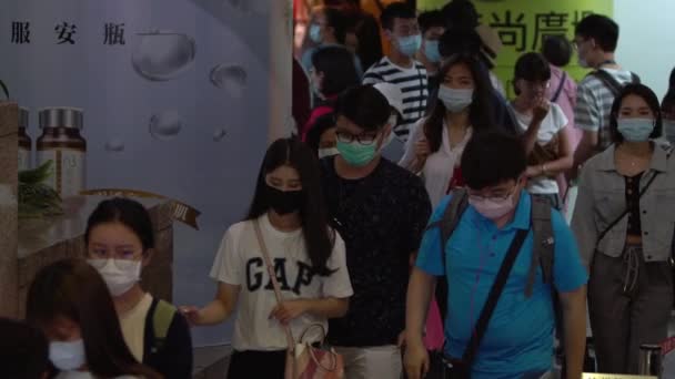 台湾台北 2020年6月7日 概念验尸检疫慢动作 Covid19 在通往火车站的地铁入口自动扶梯里 一群戴着医疗面罩的人 — 图库视频影像