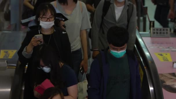 이페이 2020 전염될 수있는 전염병에 마스크를 착용하고 교통의 에스컬레이터에서 독감을 — 비디오