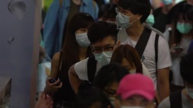 Taipei, Tayvan-07 Haziran 2020: Tayvan yolcuları Coronavirus enfeksiyonunu önlemek için metro istasyonunun yürüyen merdivenlerinde maske takarlar. Virüs dünya çapında acil duruma neden oldu.