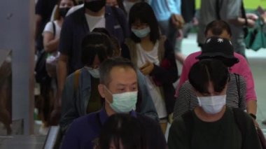 Taipei, Tayvan-07 Haziran 2020: Yerel halkın bulaşıcı hastalıklara karşı koruyucu maske takması ve toplu taşımacılığın yürüyen merdivenlerindeki gribi koruması. Coronavirus-Dan