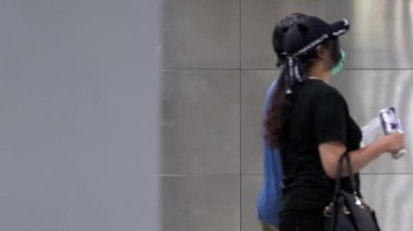 Taipei, Tayvan-07 Haziran 2020: Tayvan yolcuları Coronavirus enfeksiyonunu önlemek için metro istasyonunda maske takıyorlar. Virüs tüm dünyada acil duruma neden oldu.