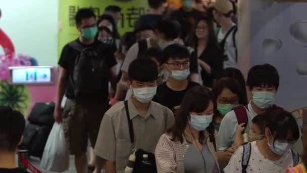 台北市台北市2020年6月7日 地铁入口自动扶梯上带着外科口罩的人群慢动作 考拉韦肺炎已扩散到许多城市 2019 Ncov — 图库视频影像