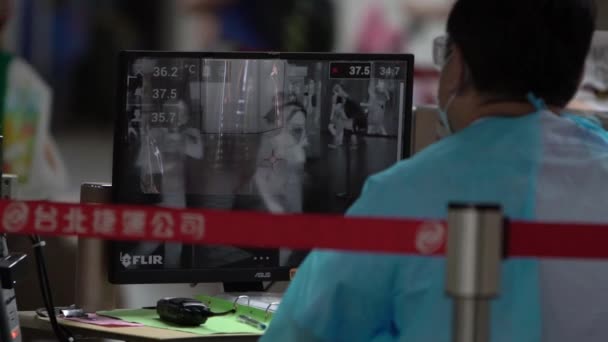 台湾台北 2020年6月4日 台湾卫生部慢动作官员使用热扫描仪检查地铁站乘客的体温 Coronavirus Dan期间的预防措施 — 图库视频影像
