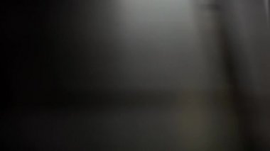 Tokyo, Japonya-02 Şubat, 2017: 4K, Japonlar trende oturdular ve varış noktasını beklediler. Asyalı yolcular hızlı ulaşım yapıyorlar. Gece metro istasyonu Dan.