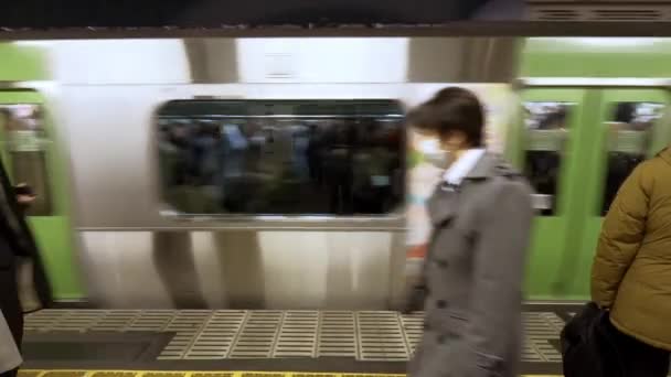 2017年2月4日 ホーム鉄道の日本人は電車の搭乗と出発を待っています アジアの通勤者は高速交通を利用する 地下鉄地下駅 Dan — ストック動画