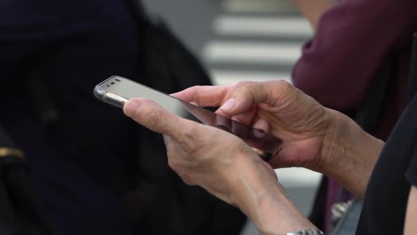 Cámara Lenta Abuela Calle Utilizando Teléfono Móvil Mensajes Texto Las — Vídeo de stock