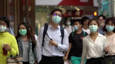 Taipei, Tayvan-04 Haziran 2020: Koronavirüs salgını sırasında yüz maskesi takanların yavaş hareket etmesi. Asyalı yayalar caddeden karşıya geçerken cerrahi maske takarak kovid19-Dan 'e karşı yürüyorlar.