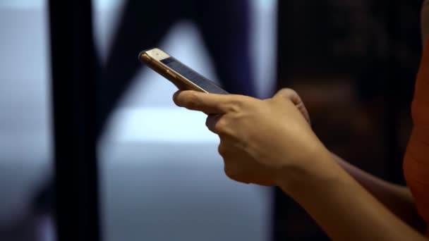 Woman Coffeshop Menggunakan Telepon Genggam Dan Sms Jaringan Sosial Duduk — Stok Video