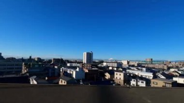 Tokyo, Japonya-01 Şubat 2020: 4K, şehrin ve Fuji Dağı 'nın mavi gökyüzünün olduğu güzel bir günde Tokyo' ya tren yolculuğunun penceresine bakın. Tren istasyonu Dan 'den kalkıyor.
