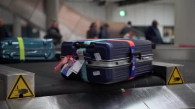 4k, havaalanı uluslararası terminal binasının varış salonundaki bagaj teslim yerinde valiz taşıma bandındaki bavul. Bagaj bekleme alanı, yolculuk konsepti - Dan