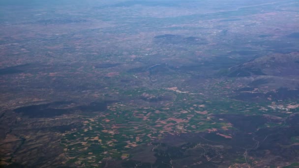 空中からスペインの森や穀物畑の景色 人間の労働収容所の代表 首都圏外のトップビュー ヨーロッパ ダンの農業分野と道路を飛び越える — ストック動画