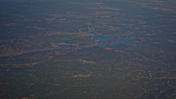 スペインの湖の空中ビュー 貯水池と空気から緑のフィールド 首都圏外のトップビュー スペイン ヨーロッパ ダンの青い池の風景の上を飛ぶ — ストック動画