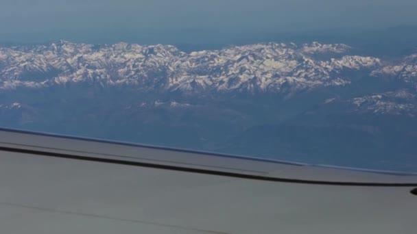 雪に覆われた山々と翼 フランス語とスペイン語のピレネー山脈の航空窓からの眺め ヨーロッパのスペインの山の峰の飛行機から見たダン — ストック動画