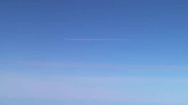 Λευκά Ίχνη Από Ιπτάμενο Αεροπλάνο Αεροπλάνο Πετάει Στον Γαλάζιο Ουρανό — Αρχείο Βίντεο