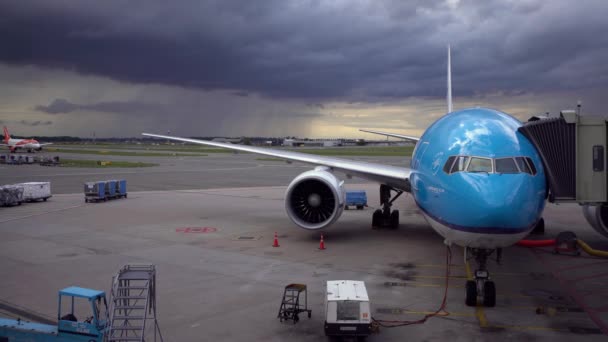 2019年5月13日 荷兰阿姆斯特丹 4公里 在雨天的飞机上 飞机在国际机场靠近航站楼的地方 背景上有乌云 度假旅行概念 — 图库视频影像