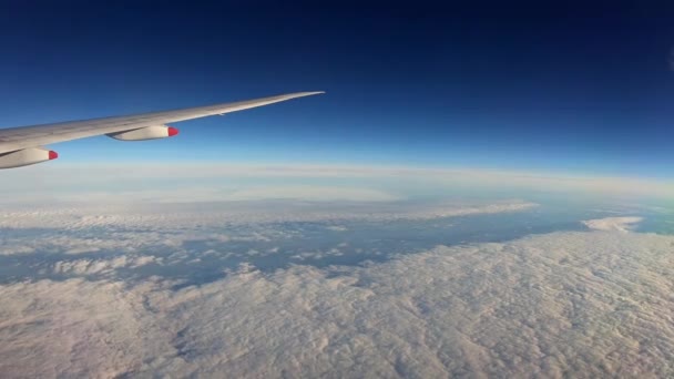 飛行機の窓から見たように 上からの光の太陽と美しい雲のタイムラプス 飛行機旅行での飛行機の翼のビューは 空気で旅行 休暇旅行のコンセプト — ストック動画