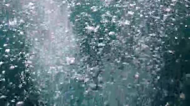 泡が水面に浮かび上がる 海の中で空気の泡のラッシュ 水中での暗いショット 美しい抽象的背景のために良い — ストック動画