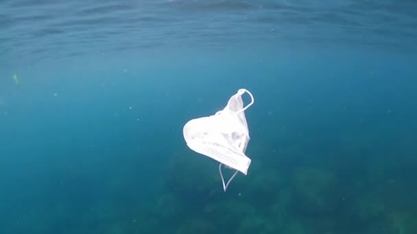 Menschen Werfen Eine Medizinische Gesichtsmaske Auf Das Meerwasser Gebrauchte Chirurgische — Stockvideo