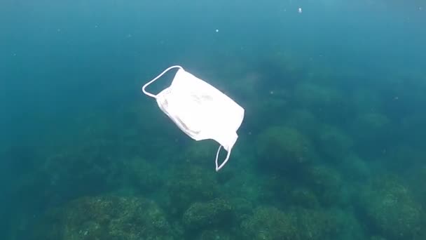 Máscara Protectora Desechada Lanzada Océano Mascarilla Abandonada Flotando Bajo Agua — Vídeo de stock