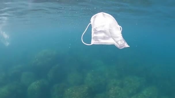 Protective Mask Discarded Thrown Ocean Abandoned Facemask Floating Underwater Sea — Stock Video