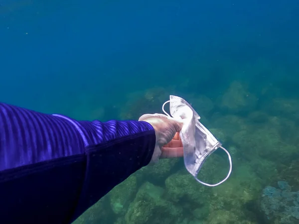 在肮脏的海洋中 靠近人手拿起面罩清洁区域 潜水艇在水下潜水 清理大海 环境和海岸塑料污染 Coronavirus概念 — 图库照片