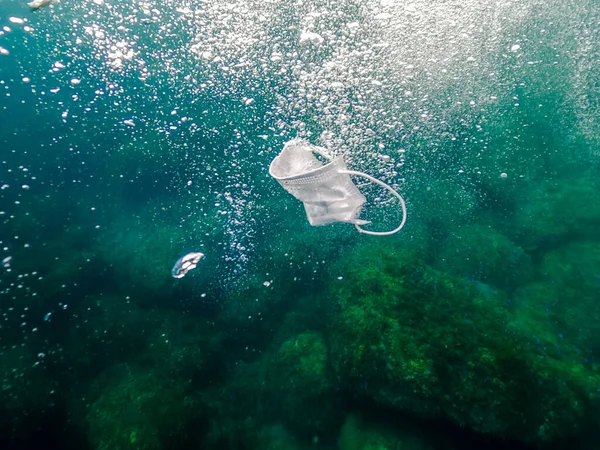 Máscara Protectora Desechada Lanzada Océano Mascarilla Abandonada Flotando Bajo Agua —  Fotos de Stock