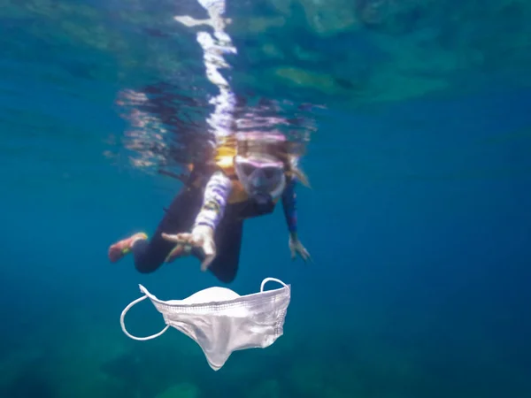 Chica Voluntaria Buceando Con Traje Baño Recogiendo Una Máscara Basura —  Fotos de Stock