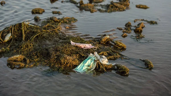 Coronavirus Plastikmüll Verschmutzt Die Umwelt Einwegmasken Verursachen Müll Meer Ausrangierte — Stockfoto