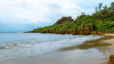 Tayvan adasındaki kumsal. Uzun, gür dağları, denizi ve beyaz kumuyla Idyllic tropikal cenneti. Sahildeki güzel deniz manzaralı körfez. Yaz doğa sahnesi okyanusu